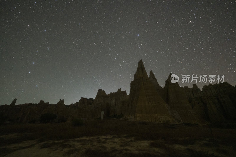 云南土林星空下的独特地貌自然景观