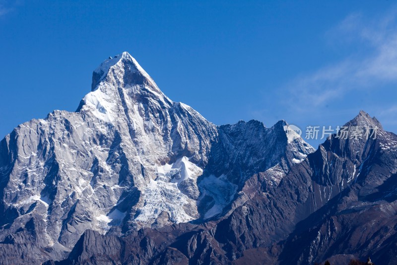 在巴郎山远眺四姑娘山