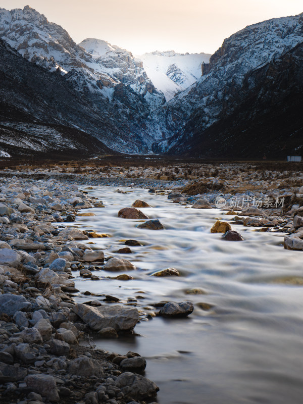 雪山下的河流