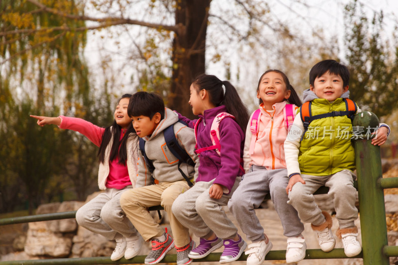 小学生在户外玩耍