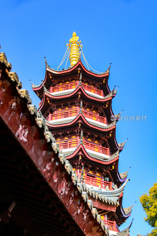 晴朗天空下的南京千年古刹鸡鸣寺