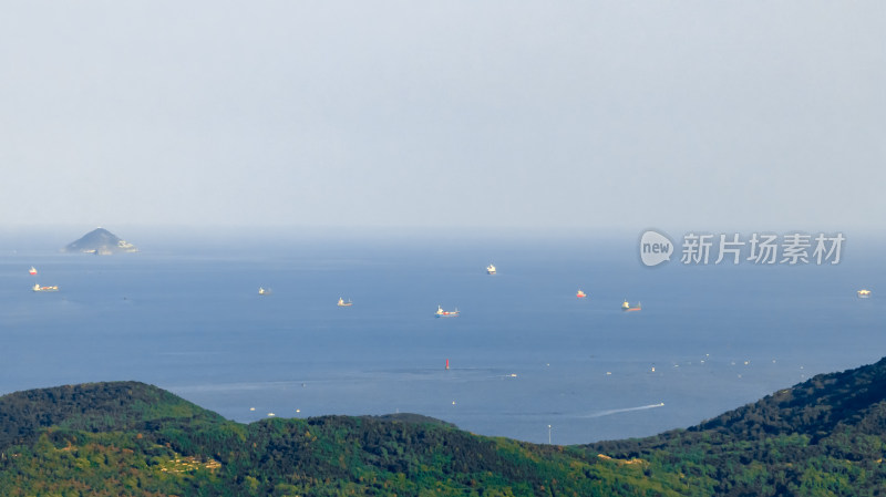 青岛大山外海洋上货运船只来往不断