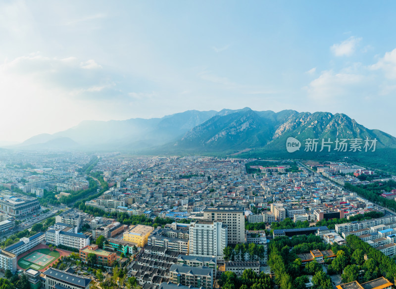 航拍视角下的登封市与少室山全景