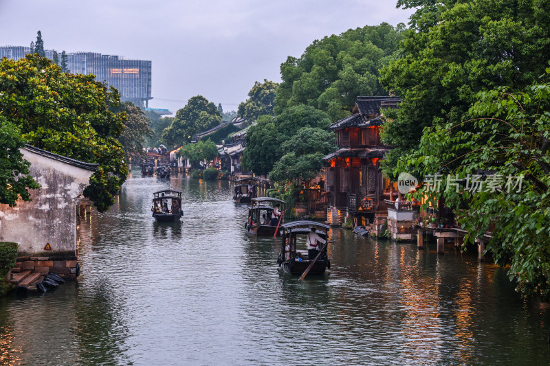 梅雨季的乌镇西栅夜景