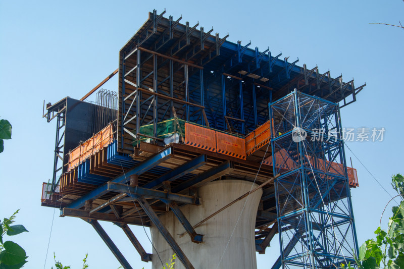 铁路立交桥正在城市中开工建设