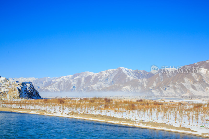 中国西藏冬季拉萨河雪景及拉萨河大桥