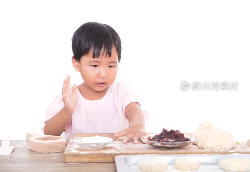 白背景前中国小女孩在学习做月饼