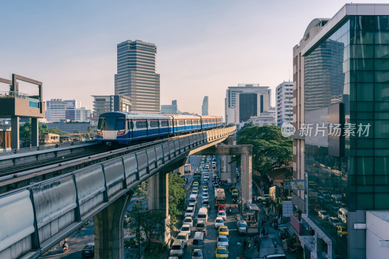 泰国曼谷城市轻轨与城市天际线