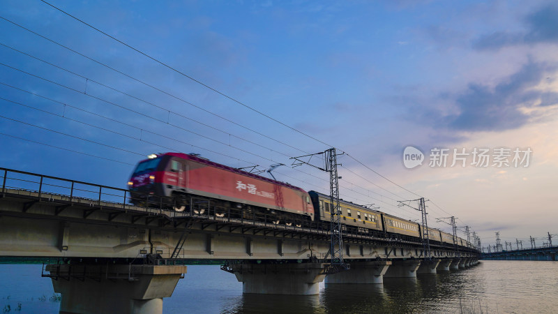 火车行驶在天津独流减河大桥上