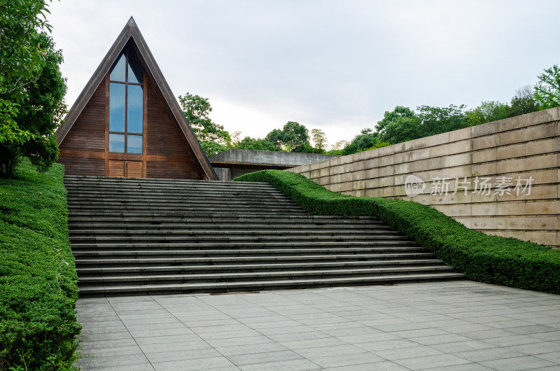 三角屋顶建筑前的台阶远景画面