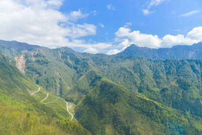 山间蜿蜒公路自然风景图