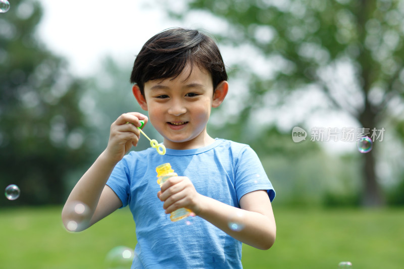 小男孩吹泡泡