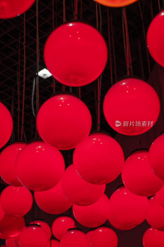 屋顶上挂着许多红色的灯球