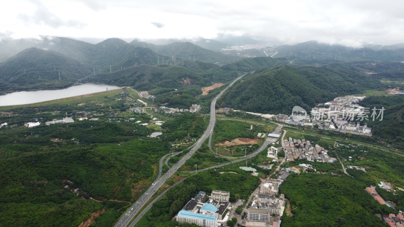 广东东莞：雨后城镇上空云雾缭绕