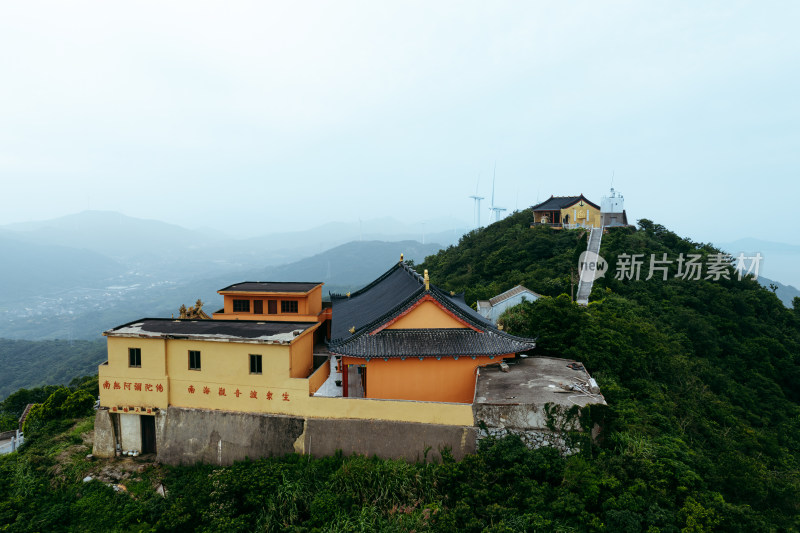 航拍岱山山顶上的佛教寺庙