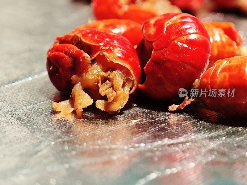 小龙虾露出鲜嫩饱满的虾肉