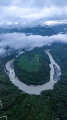 西藏墨脱县雅鲁藏布江果果糖大拐弯高空航拍