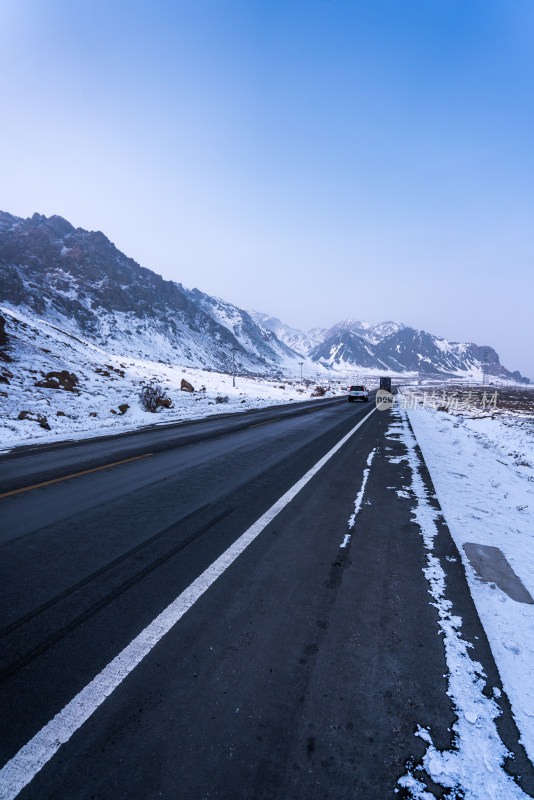 新疆冬季雪地公路