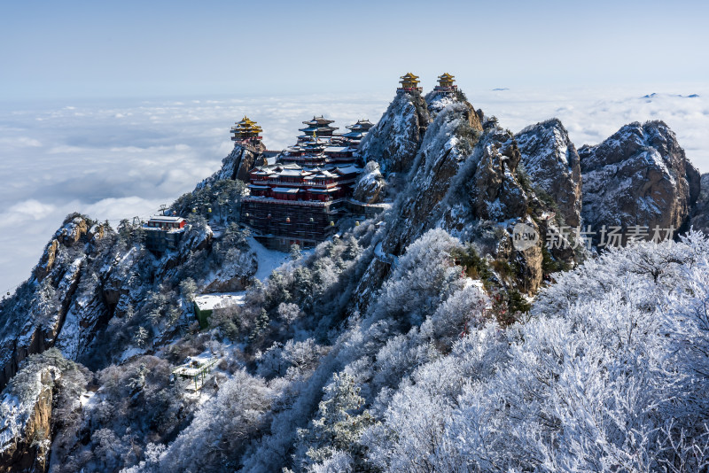 洛阳老君山金顶建筑群雪后云海自然风景