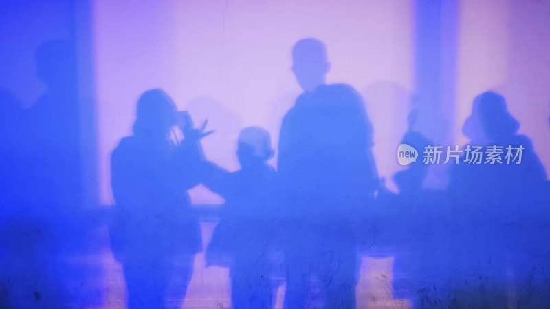 蓝色光影下的人物剪影