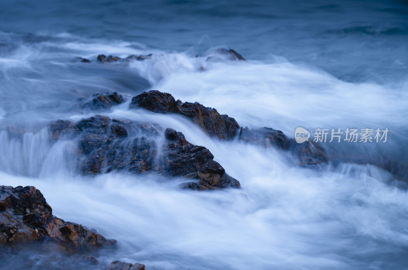 海浪拍打礁石的动感自然景观