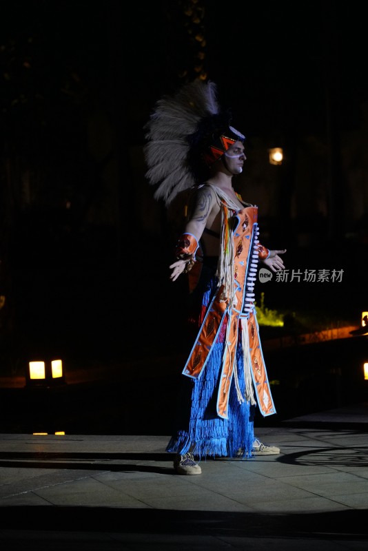 夜晚身着民族服饰的舞者背影