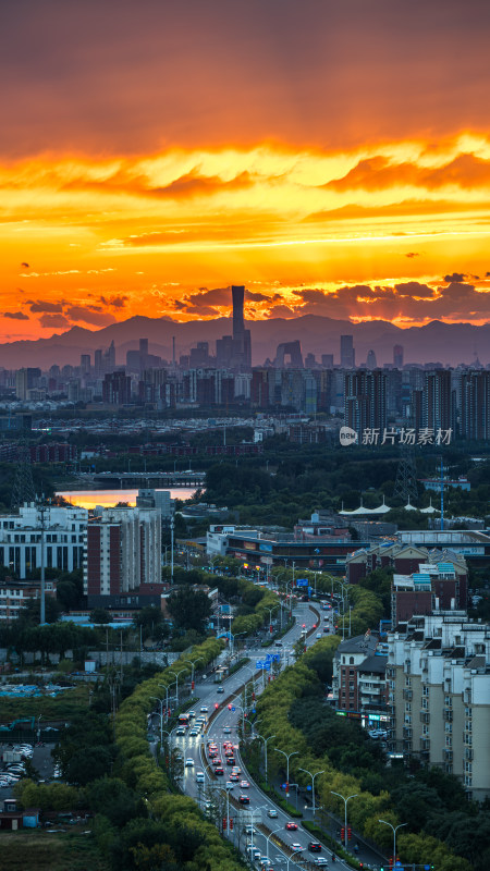 北京晚霞映照下的摩天大楼与城市脉络