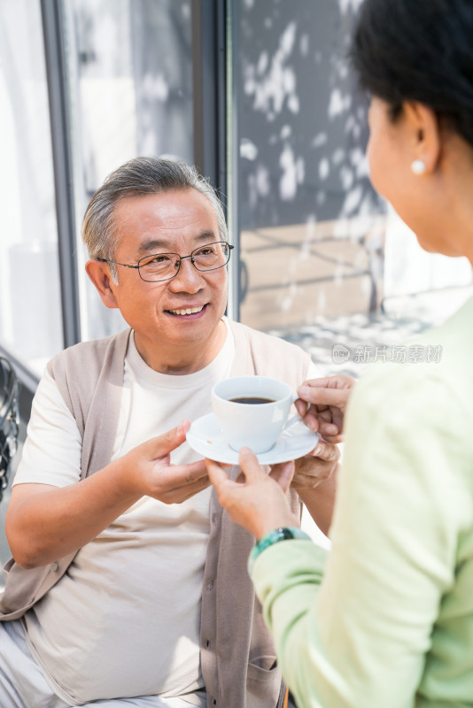 一对老夫妻在吃早餐