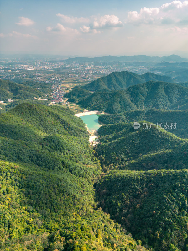 航拍蓝天白云下的青山河流村庄风光