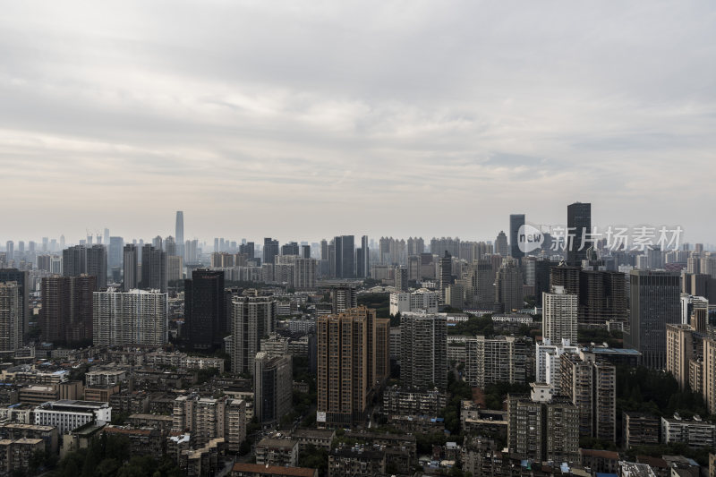 暮色下的城市高楼全景