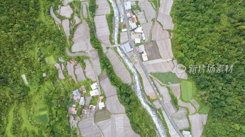 川西阿坝理小路自驾途中的理县朴头镇罗沟村