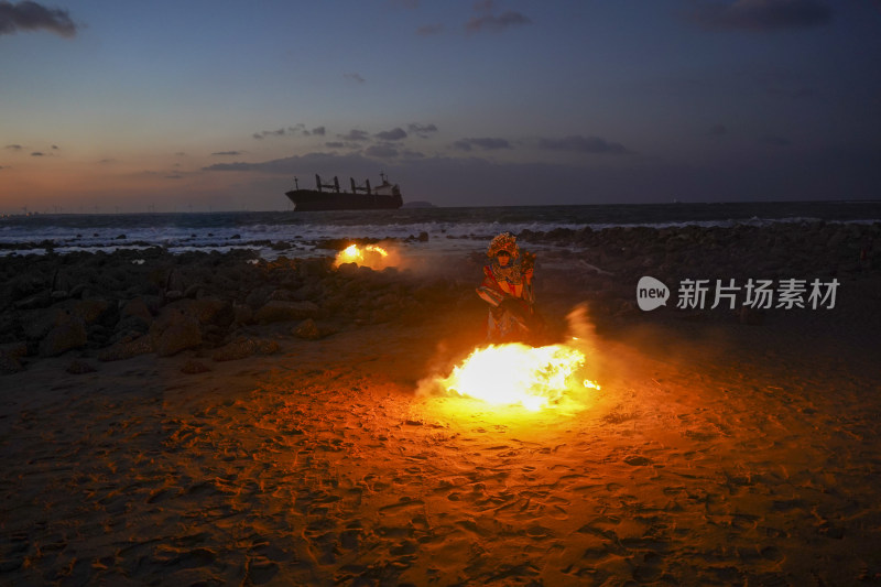 山东荣成布鲁威斯搁浅大船海滩傩戏篝火