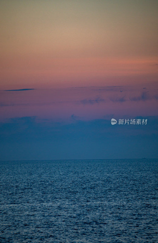 山东烟台东山栈桥海上日出前的朝霞景观