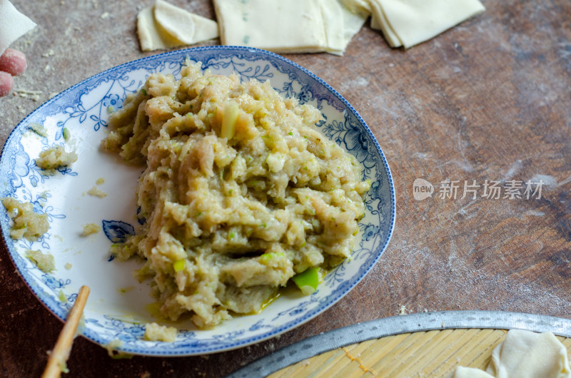 厨房包馄饨手部特写