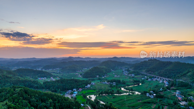 夕阳下四川德阳苍山镇丘陵地区的乡村农田