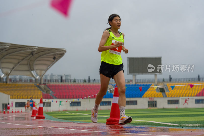 运动场上田径比赛运动员跑步