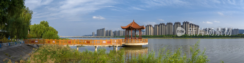 城市天际线楼房居住生态环境河流天空全景图