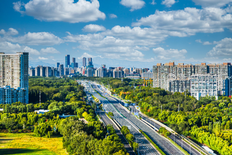 北京城市道路景观与林立高楼的景象