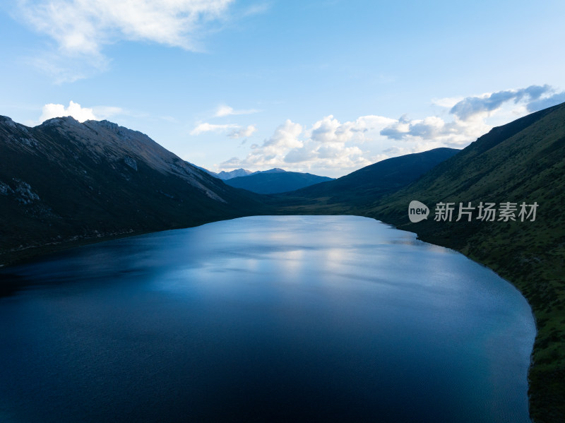 航拍四川甘孜理塘县若根错风景