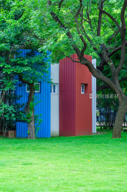 青岛中山公园的一处几何结构的建筑物