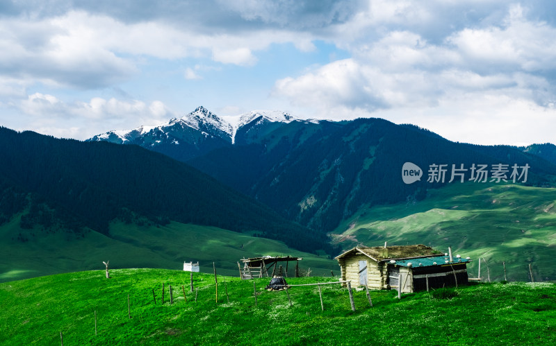 新疆琼库什台雪山下草原上的小木屋