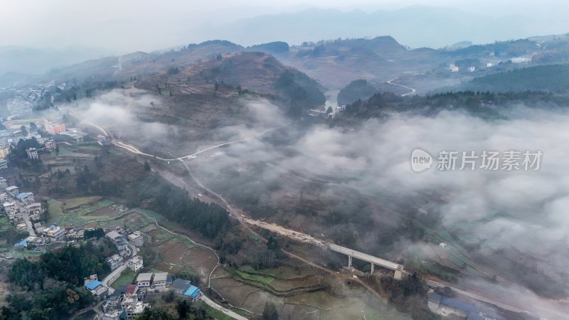 重庆酉阳：“睡佛”山下雾正浓