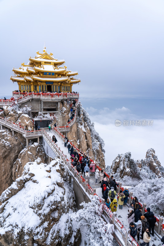 河南洛阳老君山景区金顶雪后游客