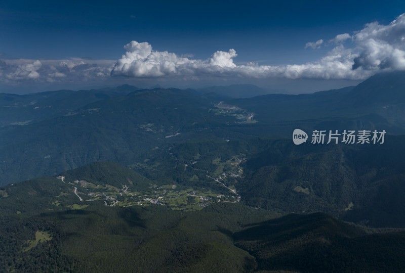 航拍山间村落绿意盎然的自然美景