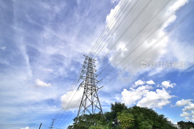高压电塔在蓝天白云下