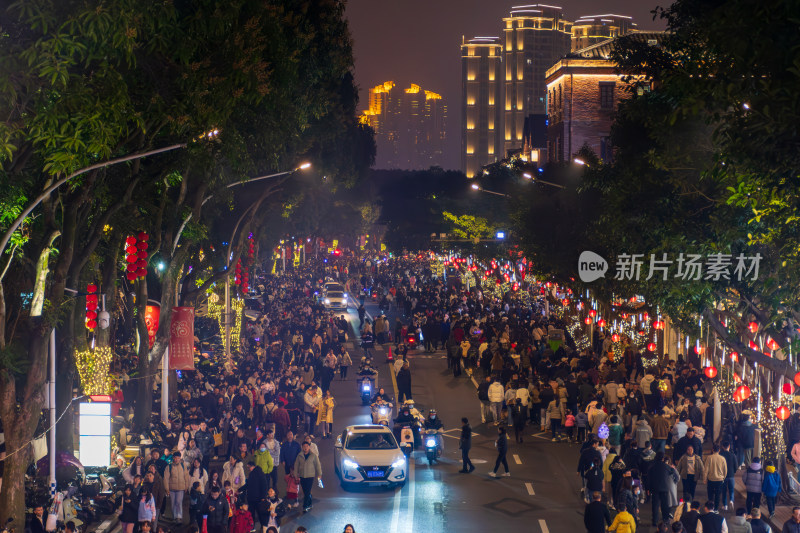 烟台山夜晚街道人群聚集场景