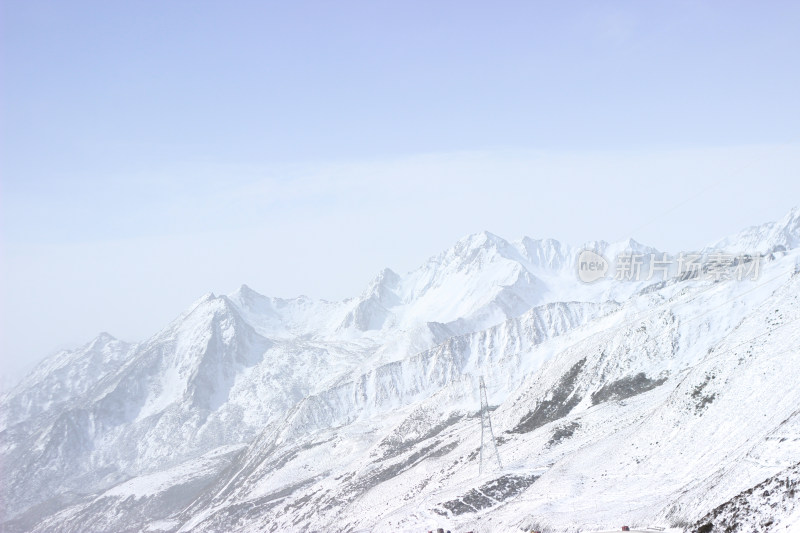 川藏线上的山脉雪景道路