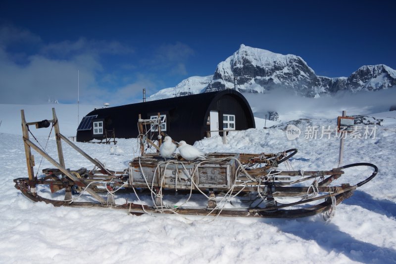 雪地上的木屋与雪橇