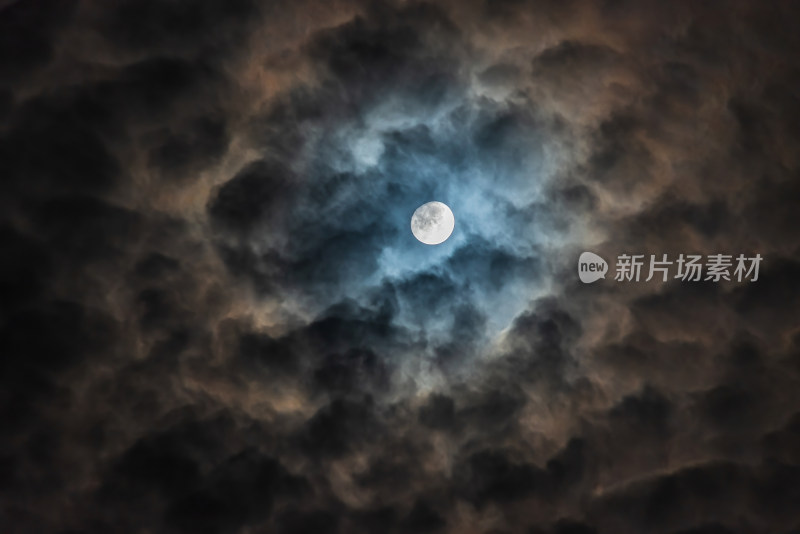 彩云追月时光飞逝时间概念月亮天空云