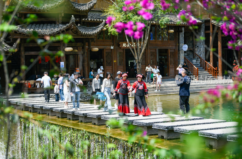 古镇旅游  贵州兴义峰林布依吊脚楼